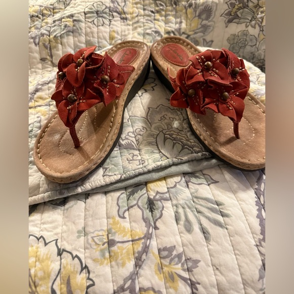 Clark’s Leather Women's Red Floral Sandals size 7M Comfort - Picture 4 of 8